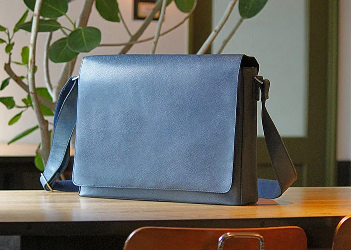 ドラマ「すべての恋が終わるとしても」神尾楓珠さん着用ゴールドメンのバッグはA4・PC対応ビジネスショルダーバッグ