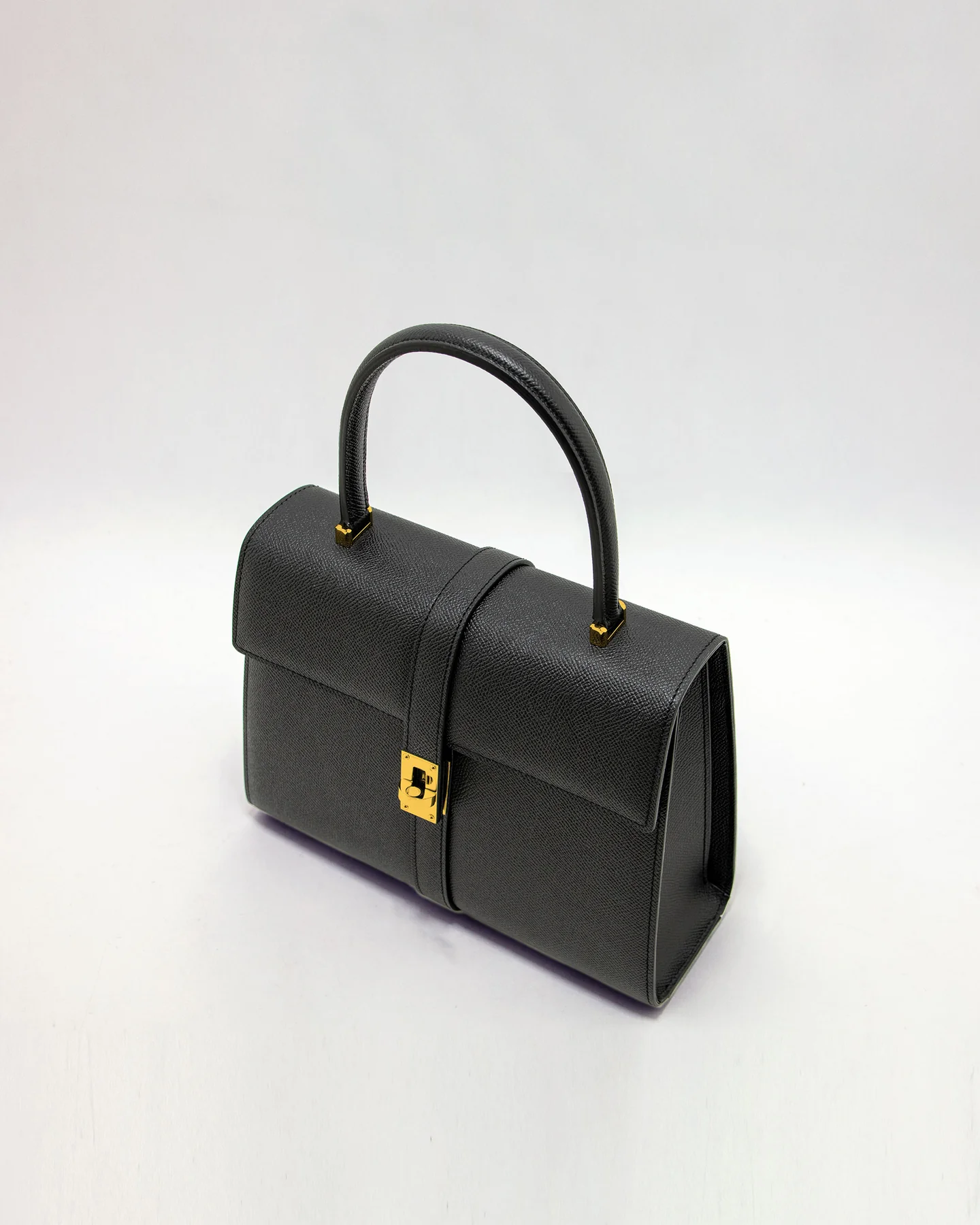 普段使いできる黒のフォーマルバッグ